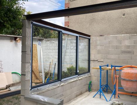 Chantier de véranda : installation des fenêtres